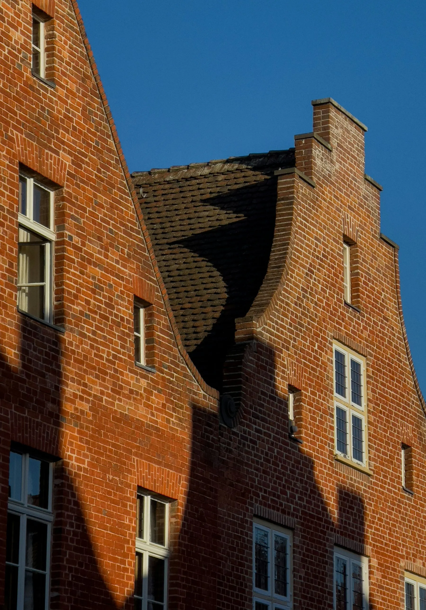 Detail einer roten Klinkerfassade mit Giebel